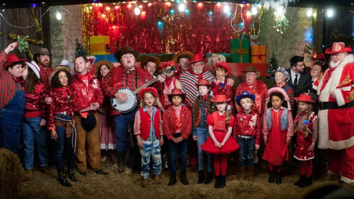 Christmas 2022: Netflix Movies That Can Ruin the Holiday Mood 1 Christmas On Mistletoe Farm Ending Explained