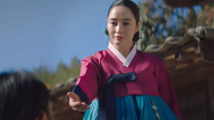 Under the Queen's Umbrella Episode 10