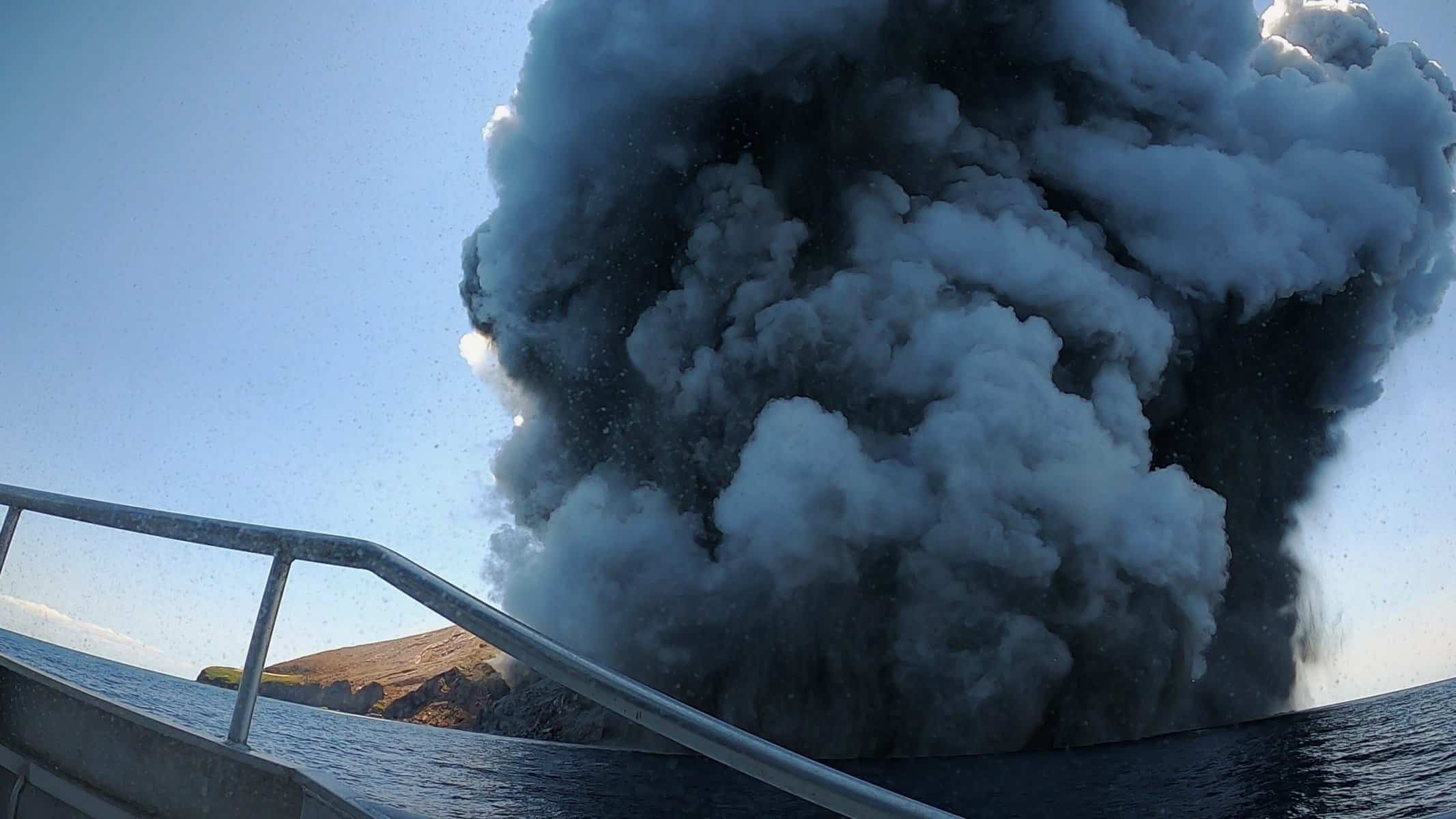 the-volcano-rescue-from-whakaari-review-tragedy-up-close-leisurebyte