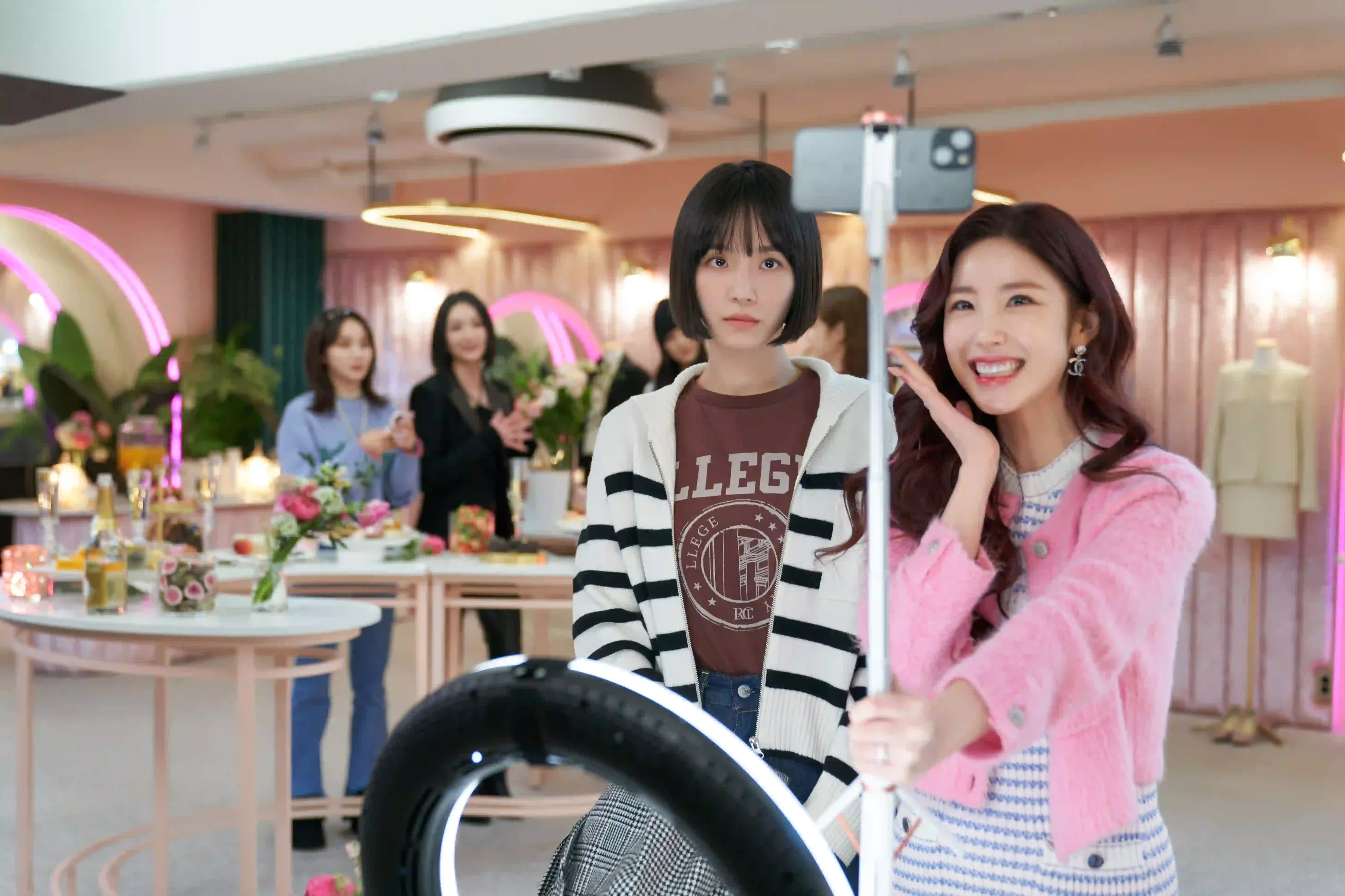Celebrity Review: Park Gyu-young, Jun Hyo-seong