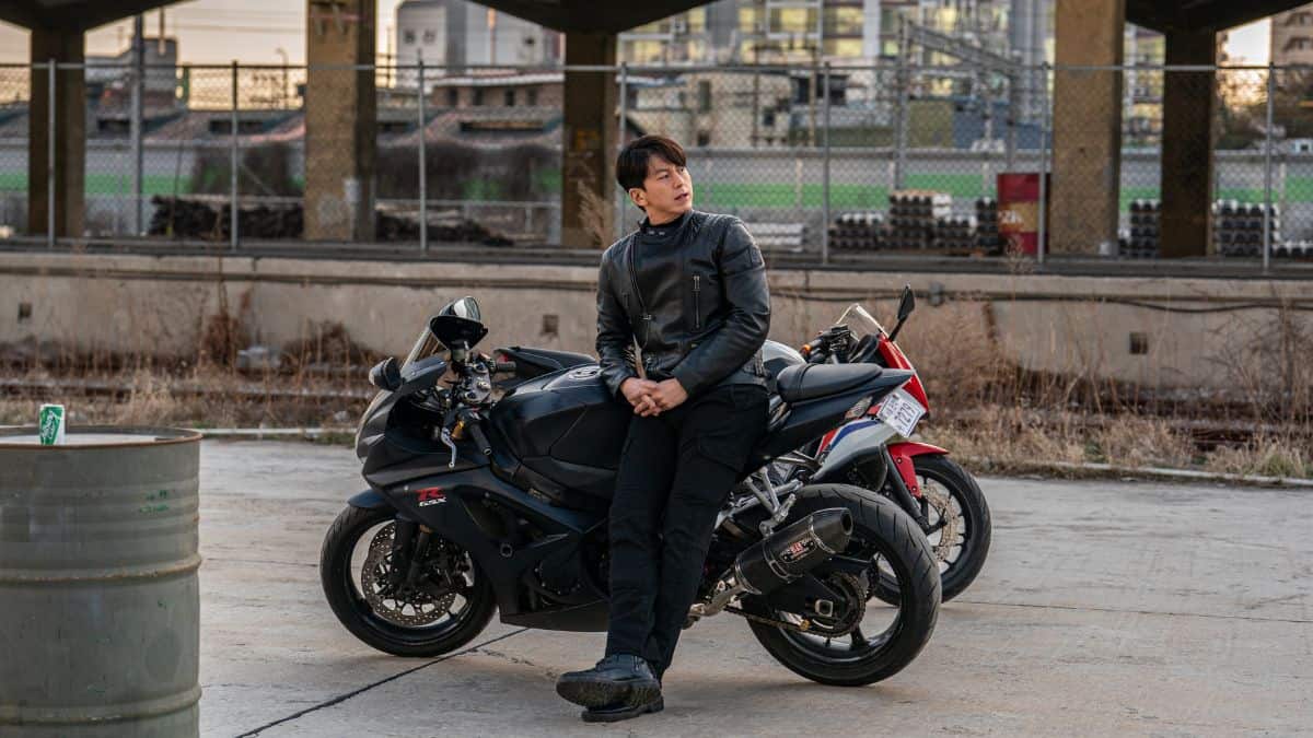 Ryu Soo-young as a Bloodhounds cast member.