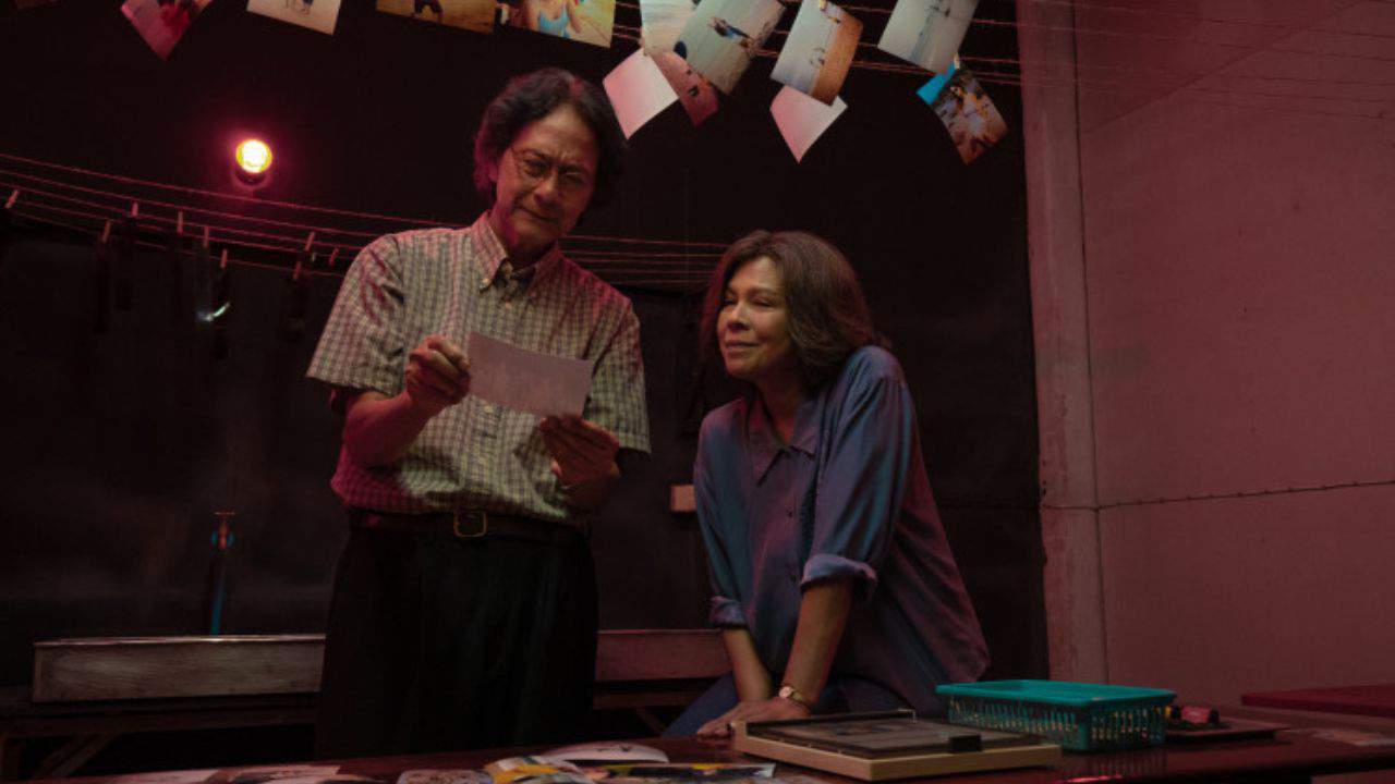 Analog Squad Review: Ton Nithiwat Tharathorn Navigates the Quirks of Familial Ties 3 Analog Squad Review