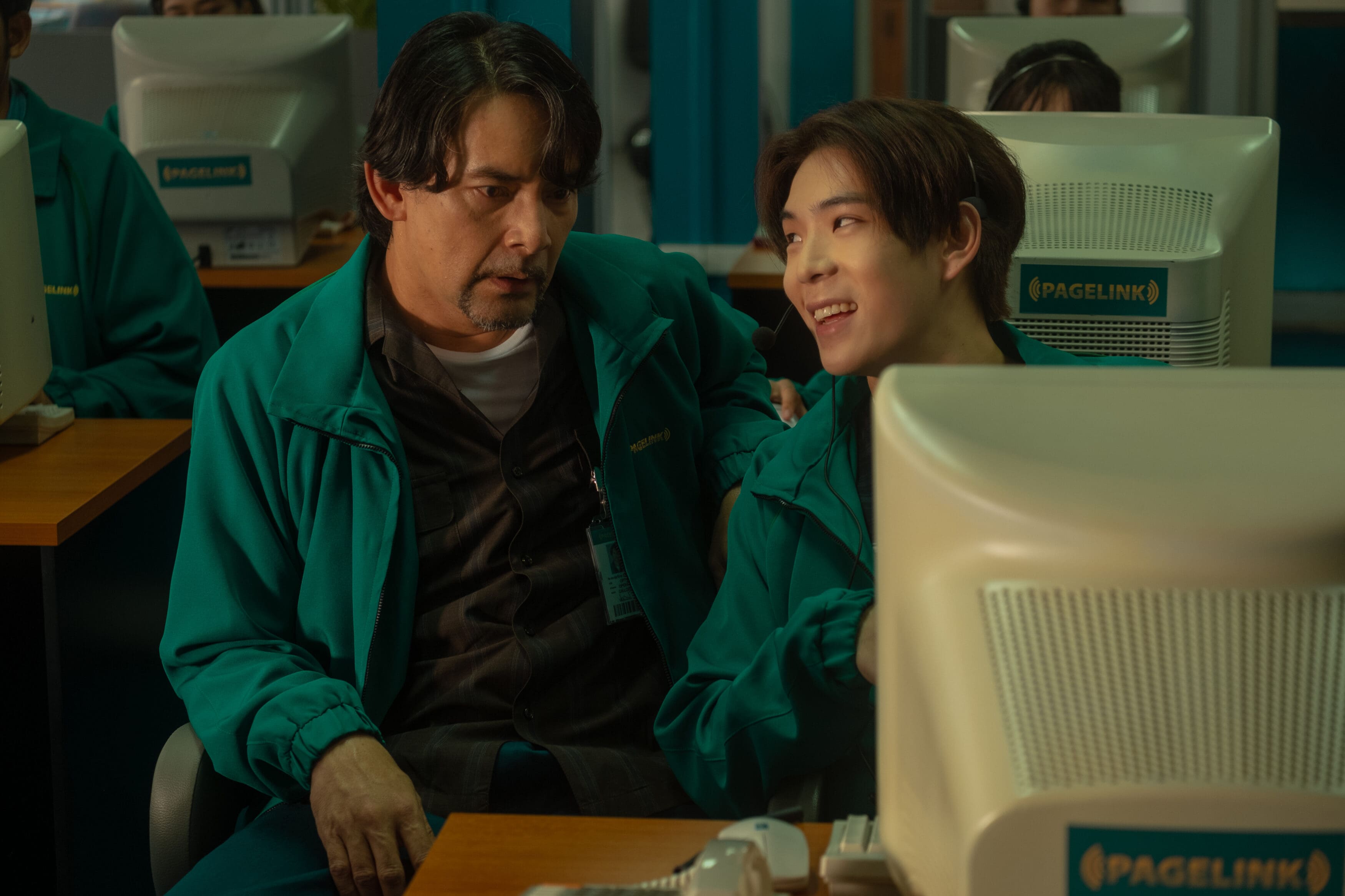 Analog Squad Review: Ton Nithiwat Tharathorn Navigates the Quirks of Familial Ties 1 Analog Squad Review