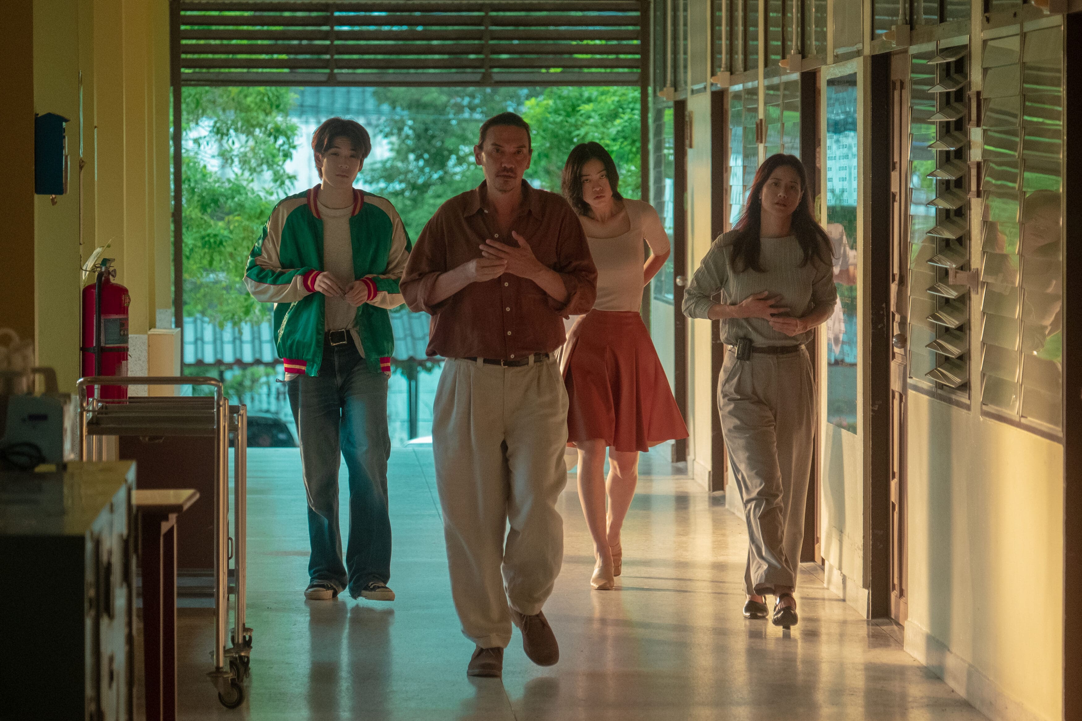 Analog Squad Review: Ton Nithiwat Tharathorn Navigates the Quirks of Familial Ties 2 Analog Squad Review