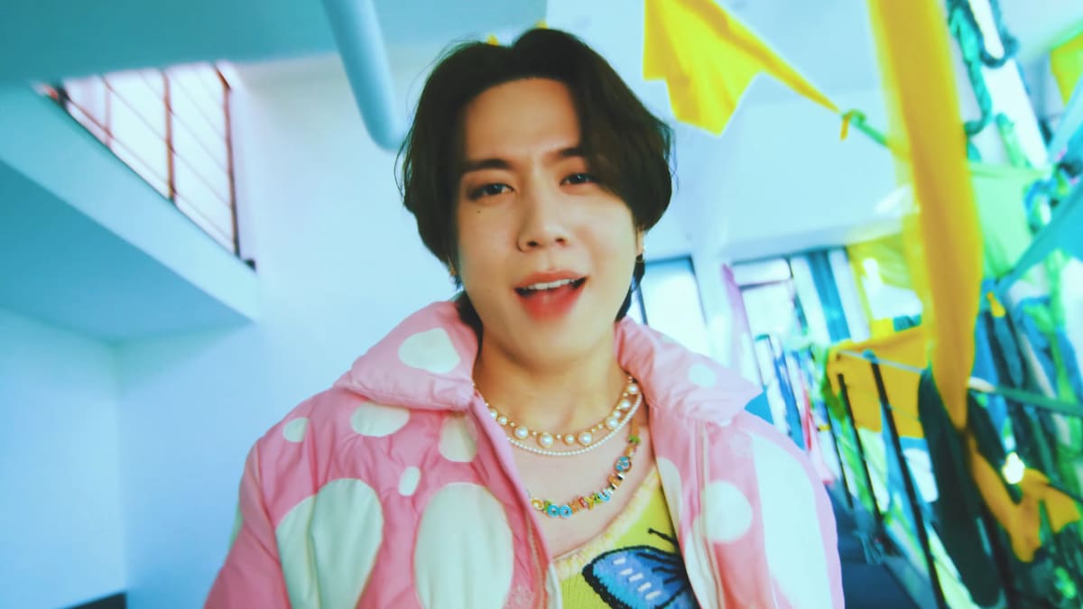 1 MINUTE Music Video Review: YUGYEOM Unveils Catchy Title Track with Mesmerising Dance Moves 1 1 MINUTE Music Video Still 1