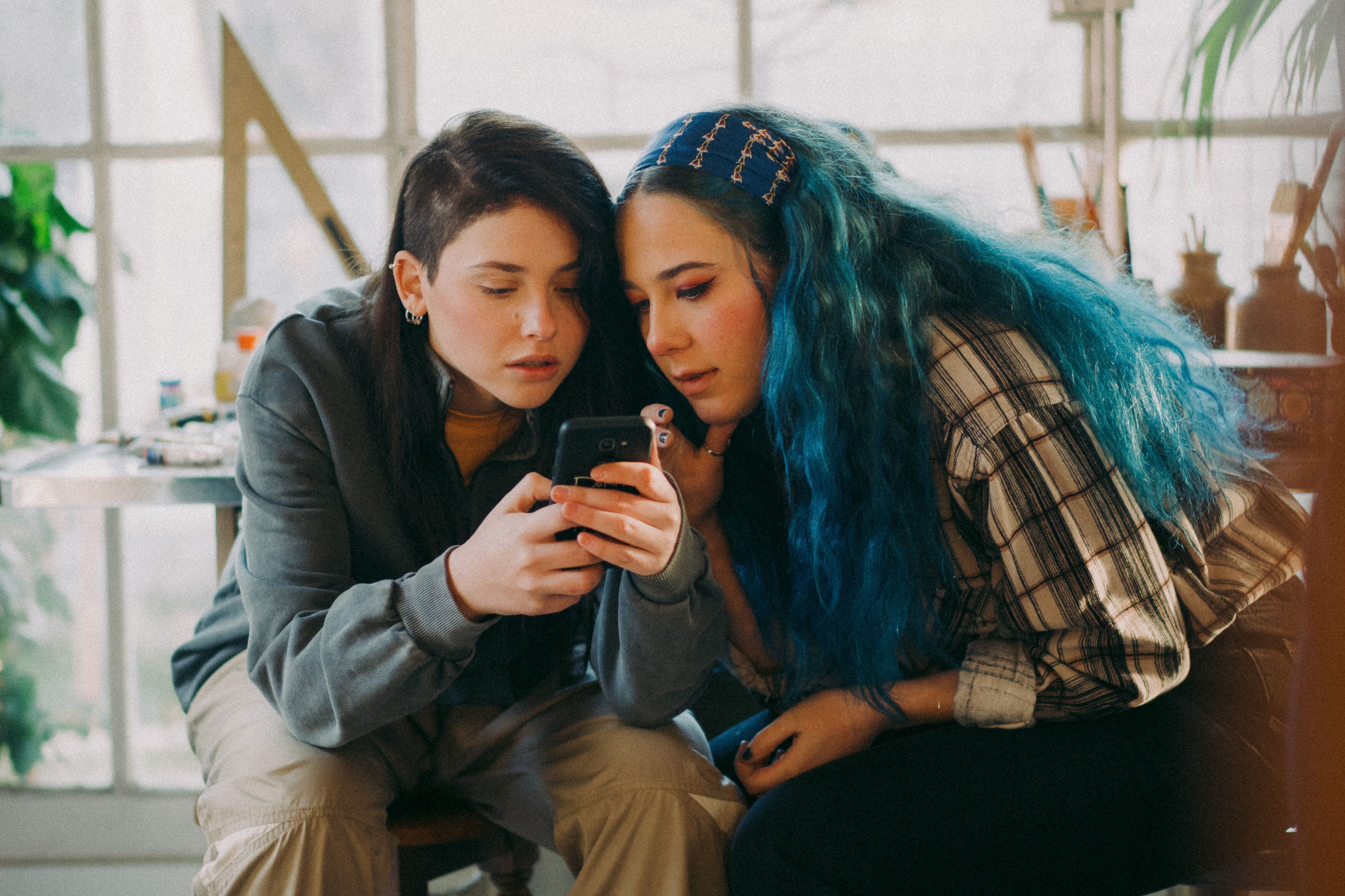 Raising Voices Review: This Spanish Teen Drama is Emotionally Stimulating