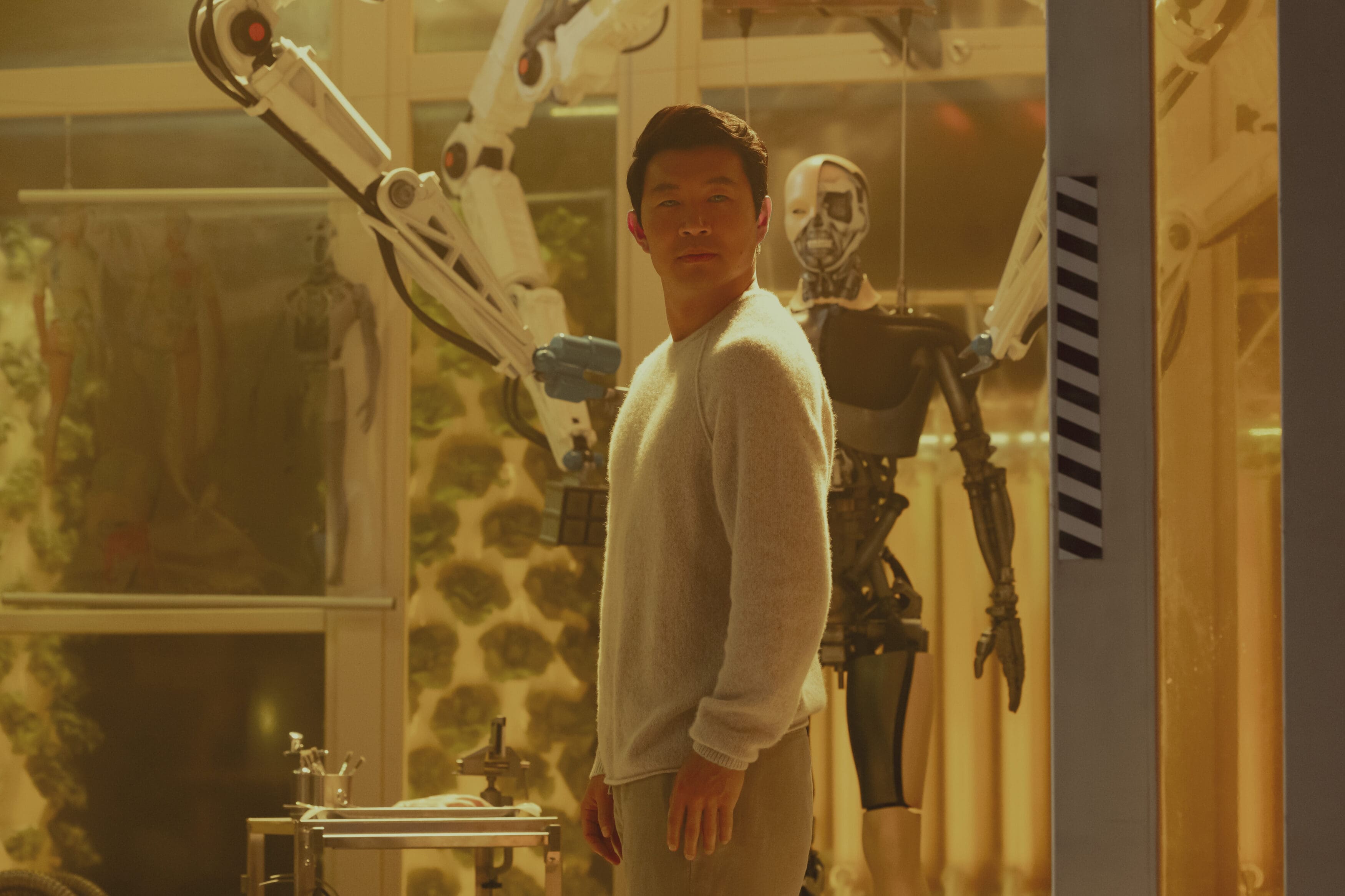 Atlas Review: Jennifer Lopez Can't Save This Boring and Melodramatic Film 2 Atlas Review