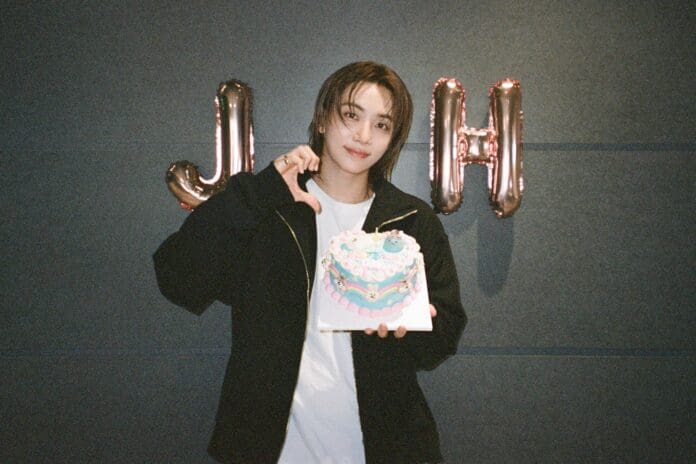 【JEONGHAN】B-DAY PARTY It's Jeonghan's birthday and SEVENTEEN kicked it off with a