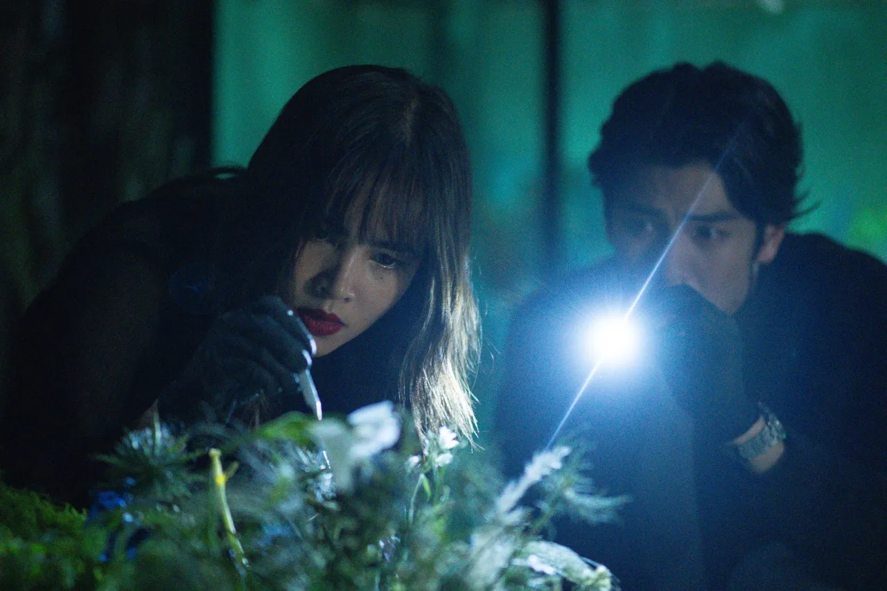 Dalah: Death and the Flower Review: Obvious But Entertaining 3 Dalah: Death and the Flower Review: Urassaya Sperbund