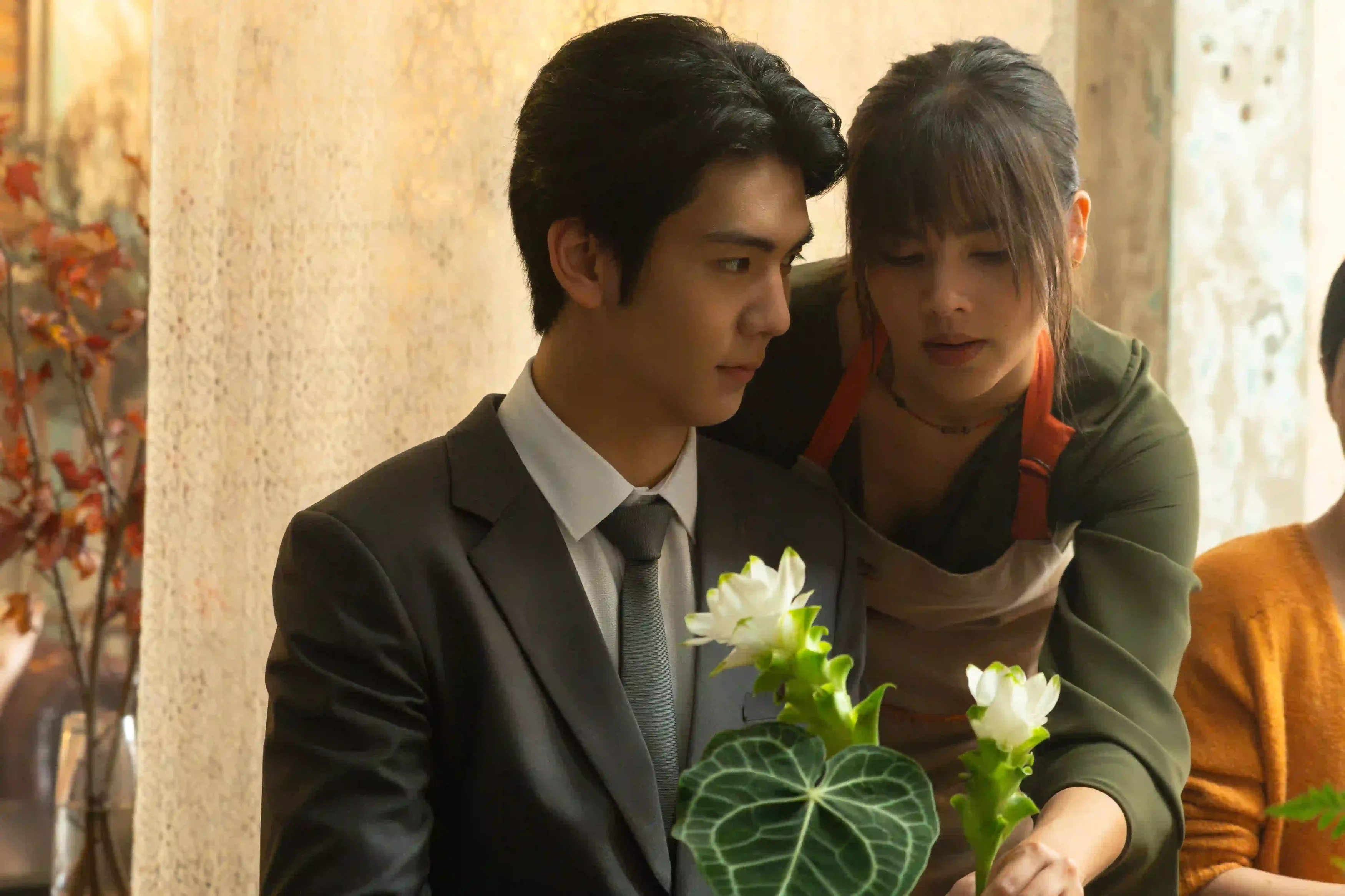 Dalah: Death and the Flower Review: Obvious But Entertaining 6 Dalah: Death and the Flower Review: Urassaya Sperbund, Ryu Vachirawich Watthanaphakdeephaisan