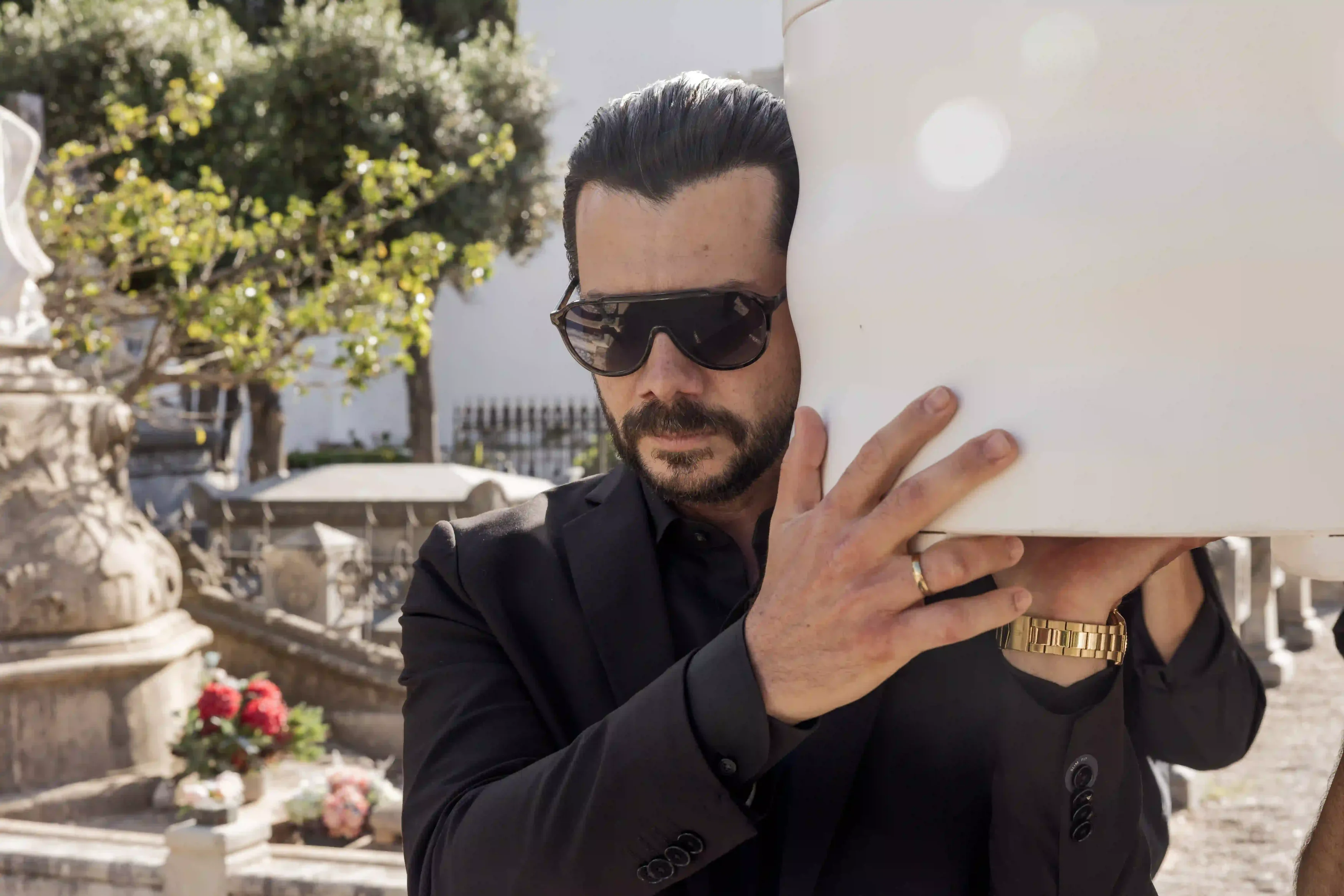 Two Graves Ending Explained: Álvaro Morte
