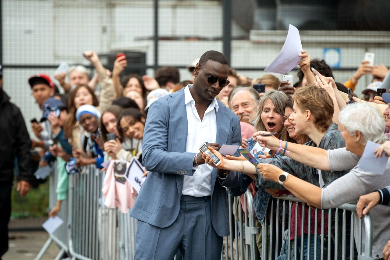French Lover Review: The Bar is in Hell When it Comes to Dating 1 French Lover Review: Omar Sy