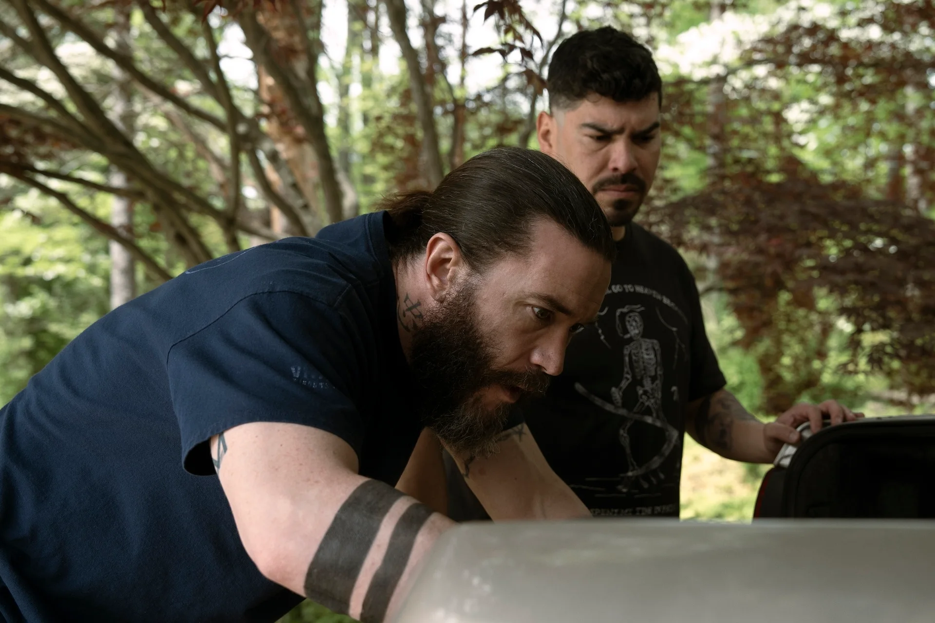Task Episode 1: Tom Pelphrey, Raúl Castillo