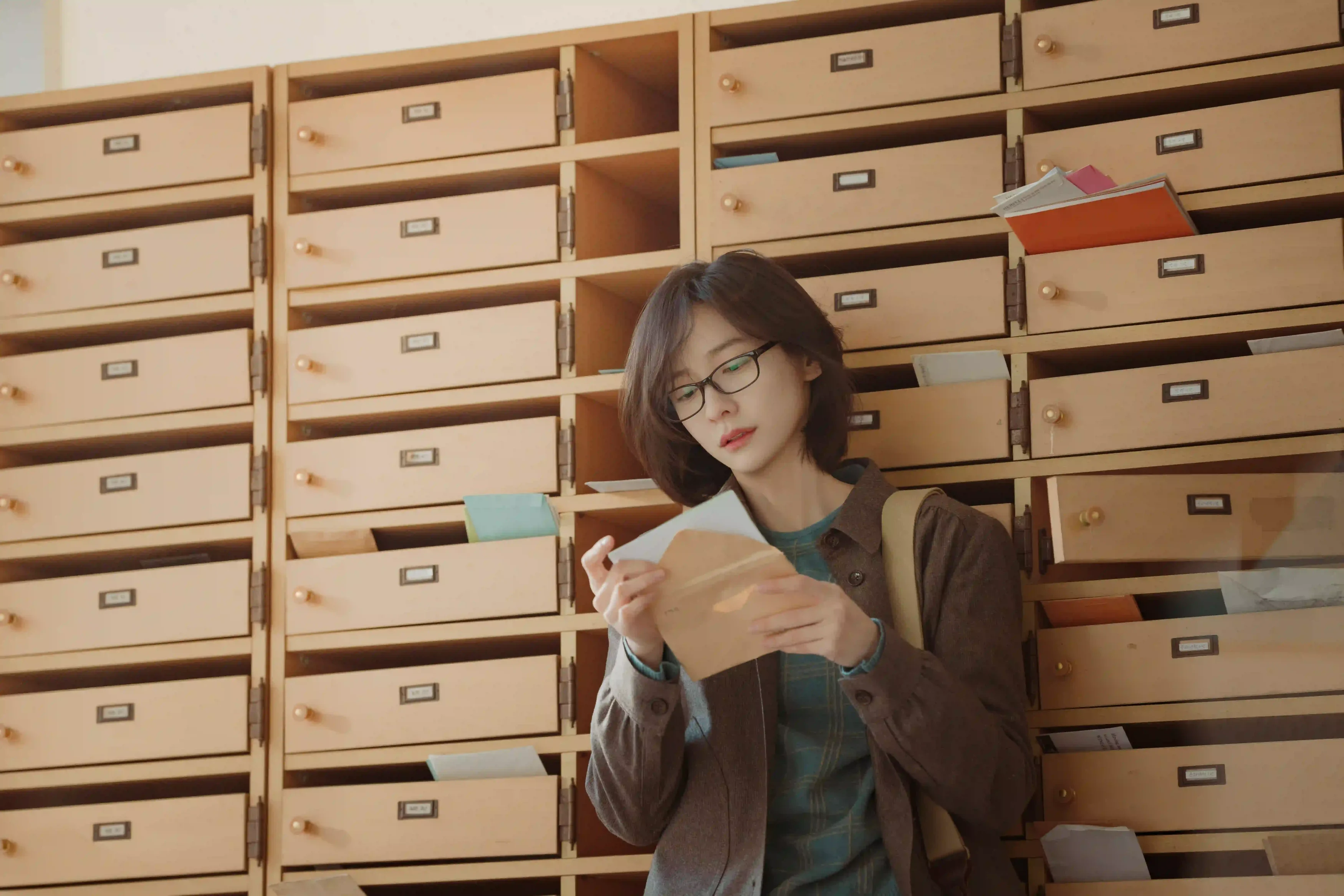 You and Everything Else Review: A Moving Tale of Friendship Spanning Decades 3 You and Everything Else Review: Park Ji-hyun