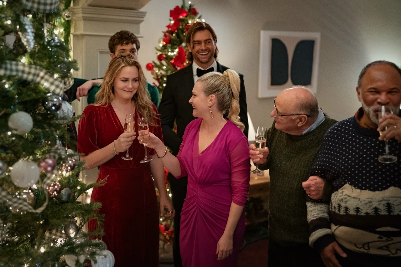 A Merry Little Ex-Mas Review: Warm Christmas Cheer With Something More Than Just Tropes 1 A Merry Little Ex-Mas Review: Alicia Silverstone, Melissa Joan Hart, Pierson Fodé
