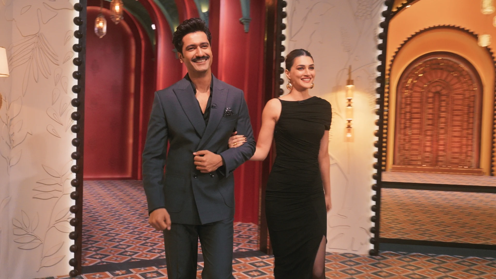 Two Much With Kajol and Twinkle Episode 8 Review: A Lukewarm End to an Unimpressive Show 1 Two Much With Kajol and Twinkle Episode 8: Vicky Kaushal, Kriti Sanon