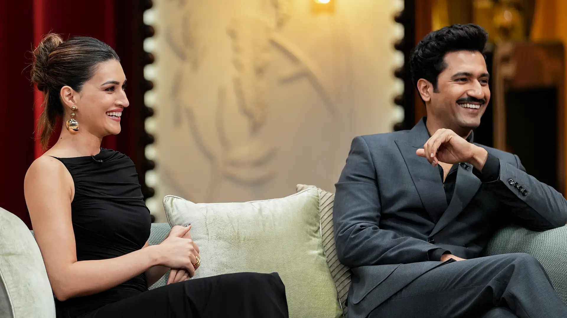 Two Much With Kajol and Twinkle Episode 8 Review: A Lukewarm End to an Unimpressive Show 2 Two Much With Kajol and Twinkle Episode 8: Kriti Sanon, Vicky Kaushal