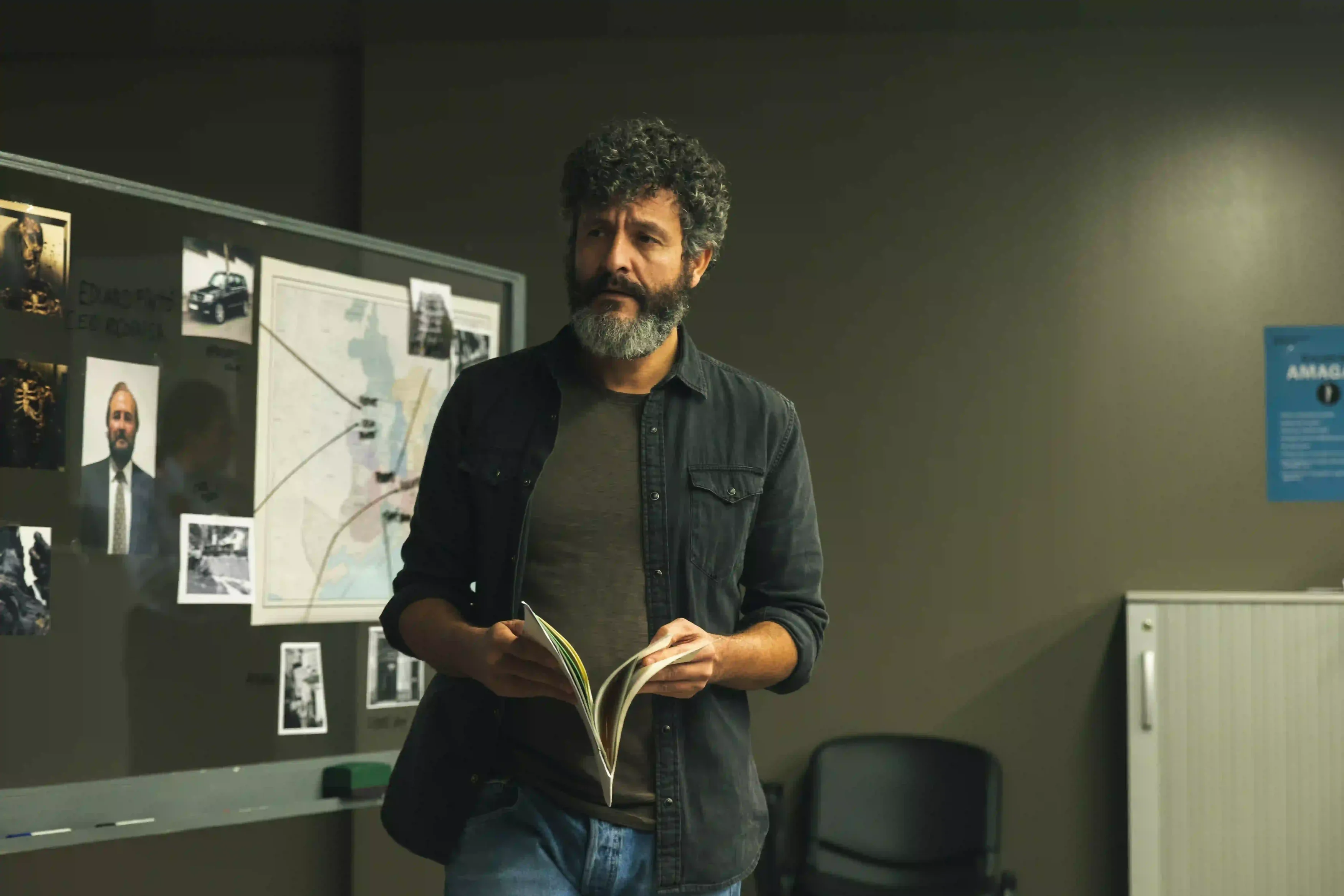 City of Shadows Review: A Thrilling and Heartbreaking Saga That Questions Authority 3 City of Shadows Review: Isak Férriz