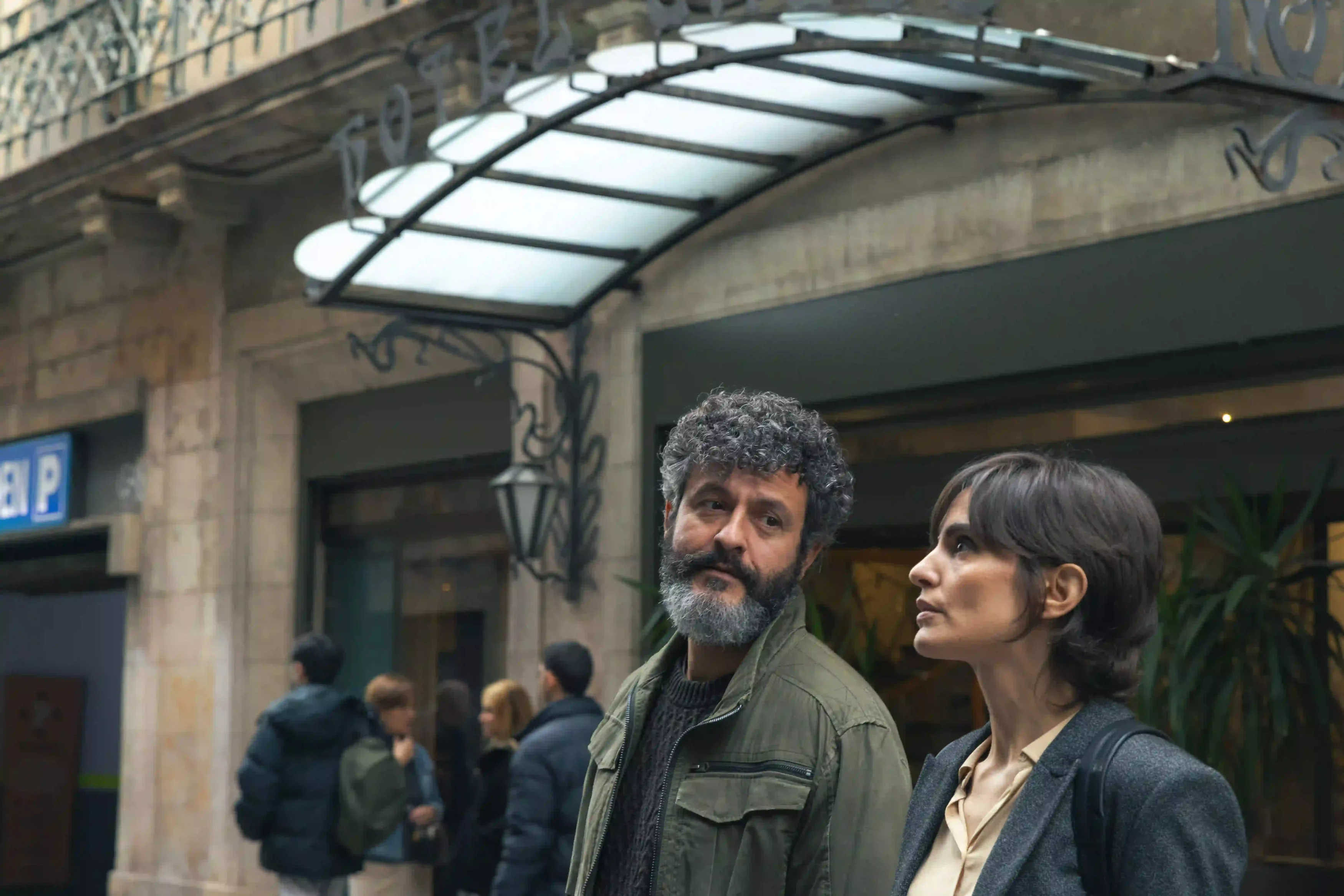 City of Shadows Review: A Thrilling and Heartbreaking Saga That Questions Authority 4 City of Shadows Review: Isak Férriz, Verónica Echegui