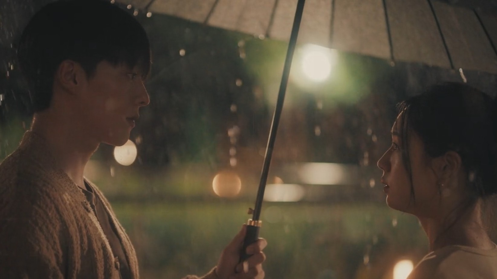 Dynamite Kiss Episode 9 Review: Sparks Explode on a Stormy Night 3 Dynamite Kiss Episode 9 Review: Jang Ki-yong, Ahn Eun-jin