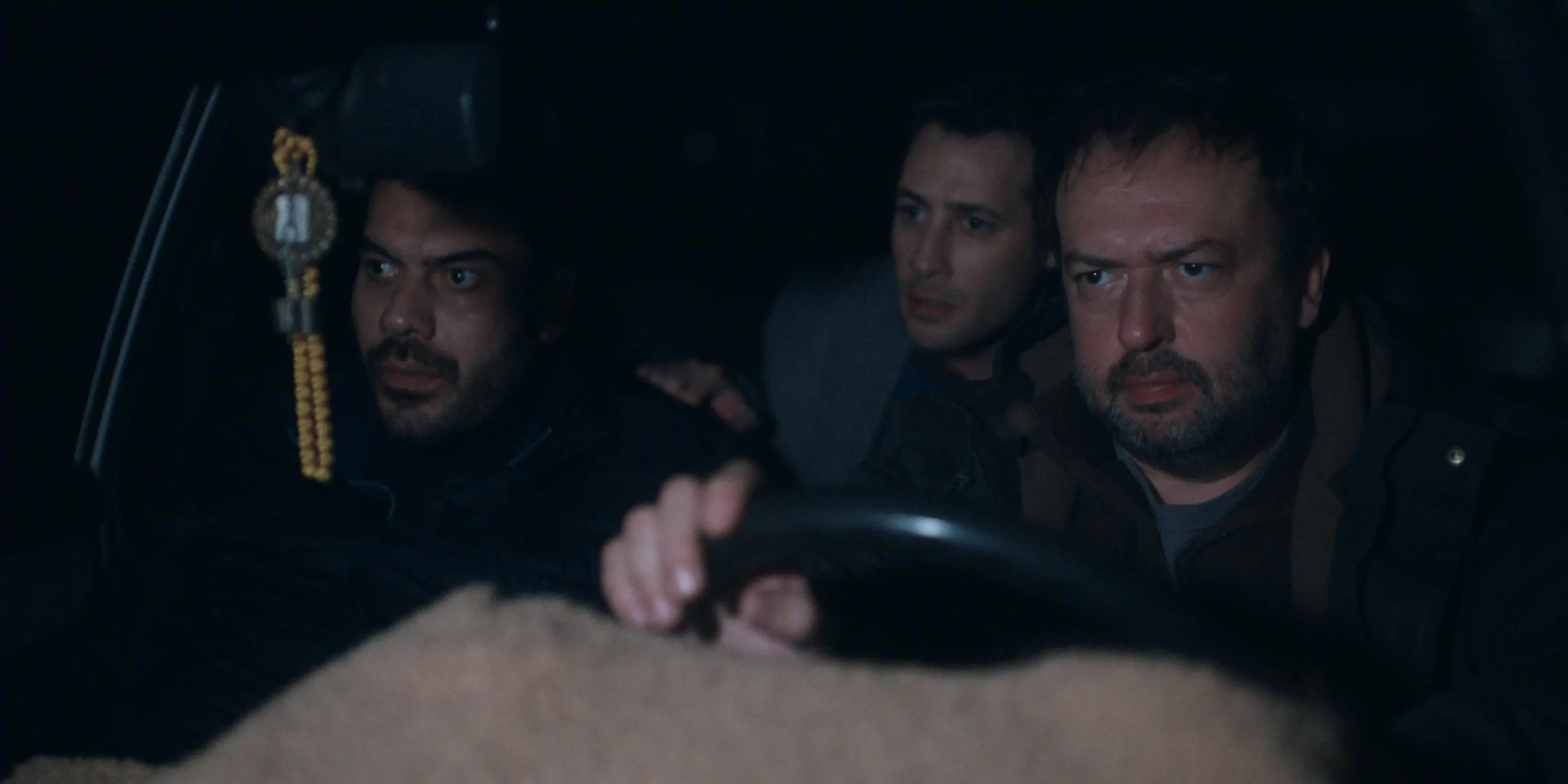 The Town Review: An Enjoyable Thrill Ride Full of Moral Ambiguity 2 The Town Review: Özgürcan Çevik, Ozan Dolunay, Okan Yalabık